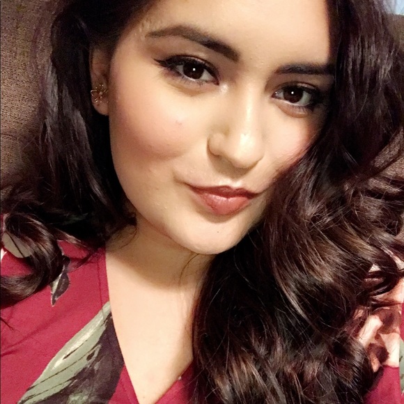 Meet your Posher, Lucia - Picture 1 of 2